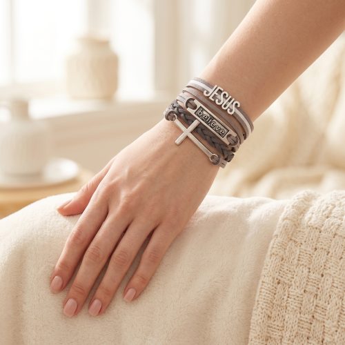 Wikkelarmband met kruis, Jezus en believe, lifestyle sfeerbeeld