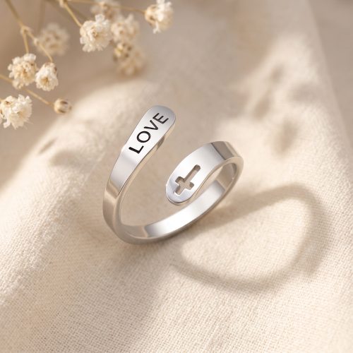 Zilveren verstelbare ring met kruisje en het woord Love