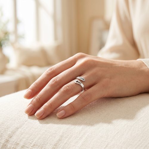 Zilveren ring met kruisje en woord, lifestyle sfeerbeeld