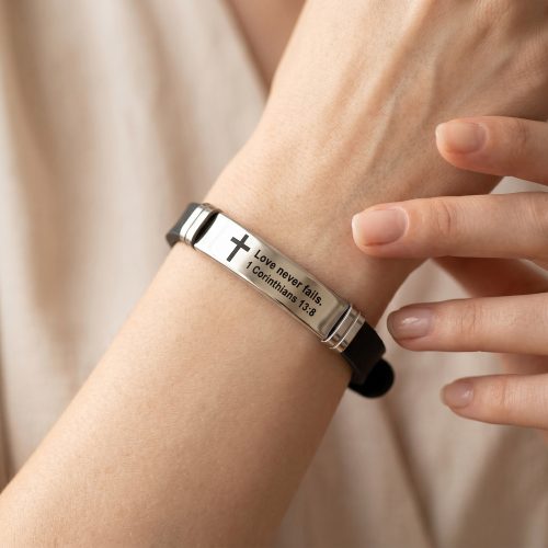 Unisex armband met bijbeltekst 1 Korinthe 13:8 gedragen om de pols