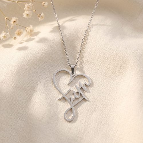Zilveren ketting met open hart en het woord faith