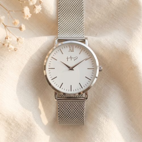 Zilver minimalistisch horloge met mesh-bandje en witte wijzerplaat
