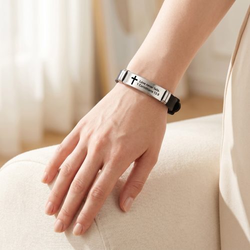 Unisex armband met bijbeltekst 1 Korinthe 13:8, lifestyle sfeerbeeld
