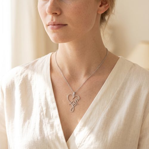 Ketting met hart en faith, lifestyle sfeerbeeld
