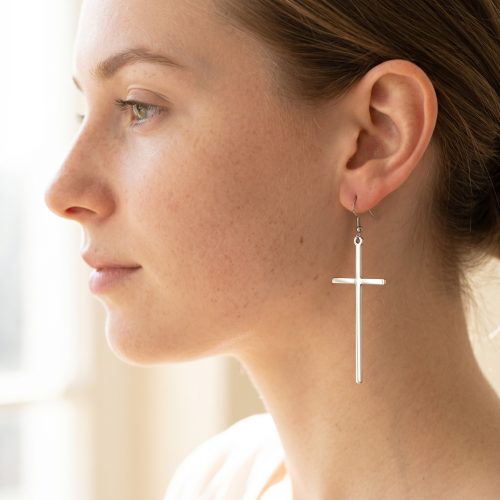 Lange kruis-oorbellen, lifestyle sfeerbeeld