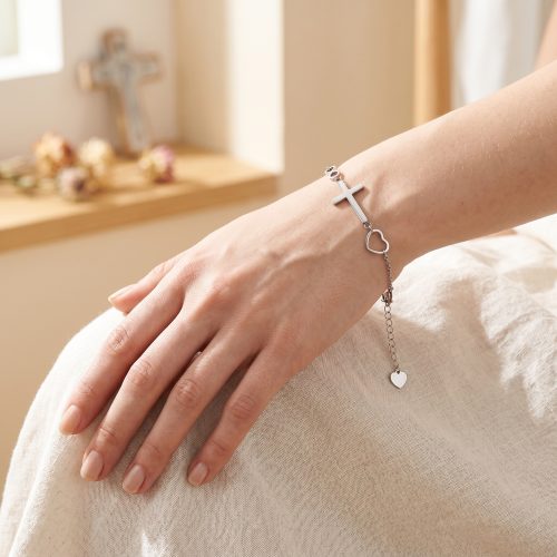 Armband met kruis, infinity en hart, lifestyle sfeerbeeld