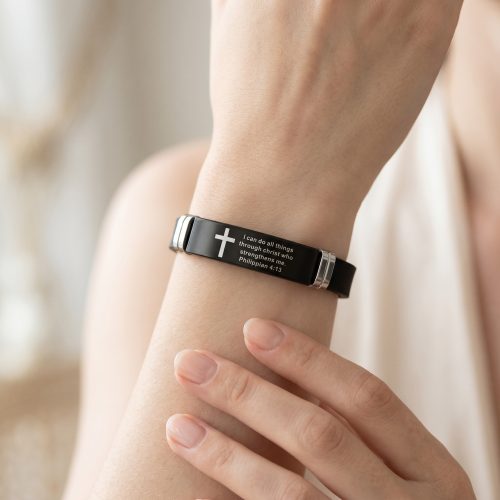 Unisex armband met bijbeltekst Filippenzen 4:13 gedragen om de pols