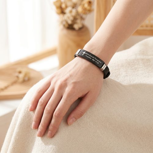 Unisex armband met bijbeltekst Mattheüs 19:26, lifestyle sfeerbeeld