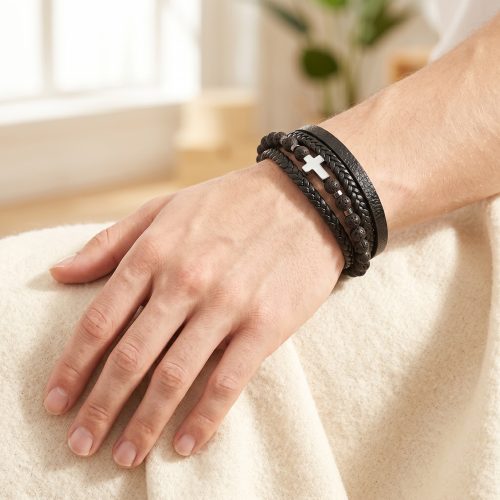 Leren heren wikkelarmband met kruis, lifestyle sfeerbeeld